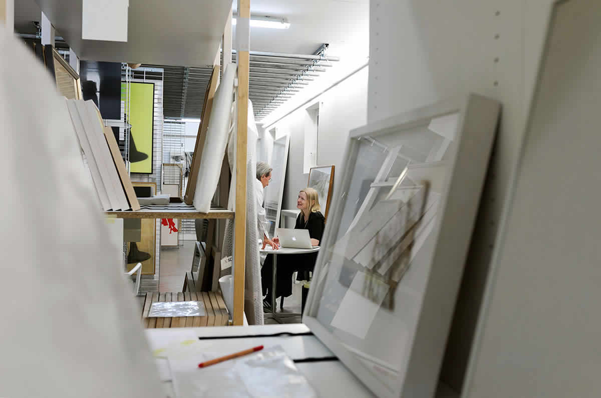 Sasa Hanten-Schmidt mitten in der Kunst im Depot der Sammlung